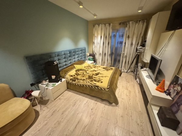 Tirane, jepet me qera apartament 3+1+2+2Ballkon Kati 2, 130 m² 750 € (Prane shkolles Vasil Shanto)
