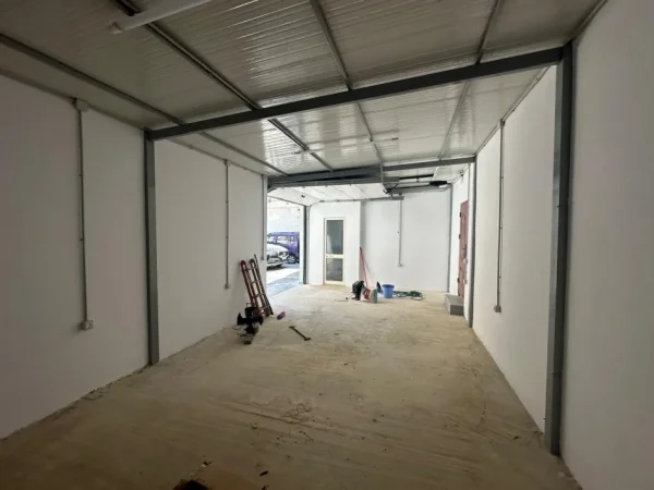 Tirane, jepet me qera magazine Kati 0, 47 m² (rruga "Muhamet Gjollesha")