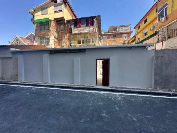 Tirane, jepet me qera magazine Kati 0, 47 m² (rruga "Muhamet Gjollesha")