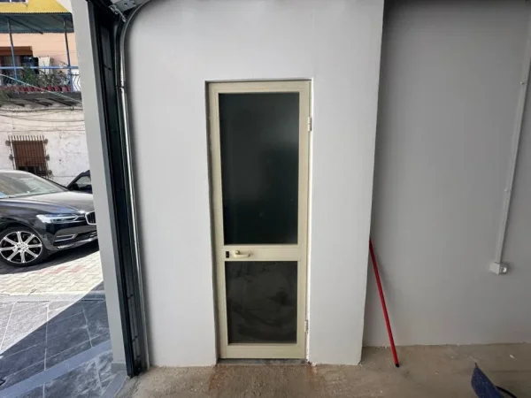 Tirane, jepet me qera magazine Kati 0, 47 m² (rruga "Muhamet Gjollesha")