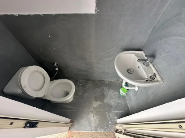 Tirane, jepet me qera magazine Kati 0, 47 m² (rruga "Muhamet Gjollesha")