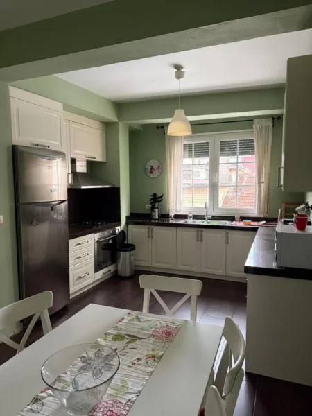 Tirane, jepet me qera apartament 3+1 Kati 3, 127 m² 800 € (21 DHJETORI)