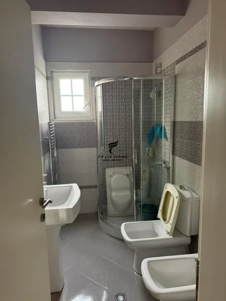 Tirane, jepet me qera apartament 3+1 Kati 3, 127 m² 800 € (21 DHJETORI)