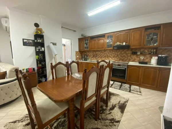 Tirane, shitet apartament 2+1+Ballkon Kati 8, 108 m² 236.500 € (Ish Stacioni i Trenit)