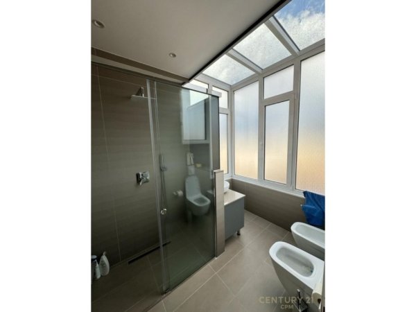 Tirane, jepet me qera apartament duplex Dublex Kati 6, 184 m² 2.000 € 
