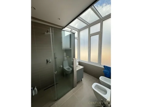 Tirane, jepet me qera apartament duplex Dublex Kati 6, 184 m² 2.000 € 