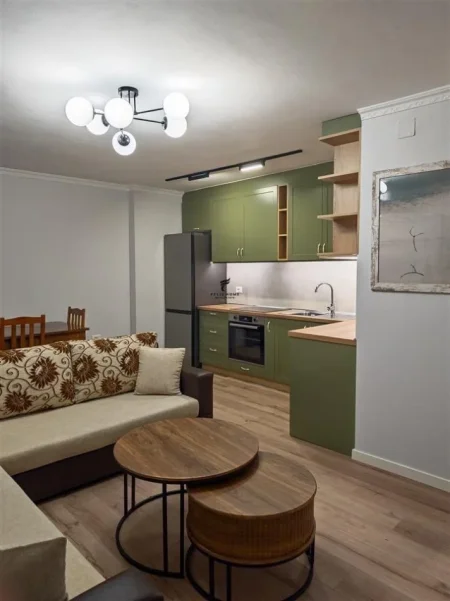 Tirane, jepet me qera apartament 1+1 Kati 1, 65 m² 700 € (QENDER)