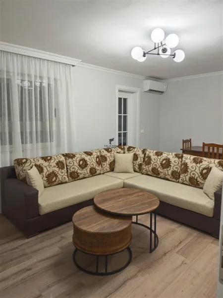 Tirane, jepet me qera apartament 1+1 Kati 1, 65 m² 700 € (QENDER)