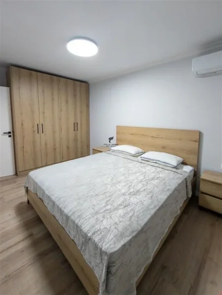 Tirane, jepet me qera apartament 1+1 Kati 1, 65 m² 700 € (QENDER)