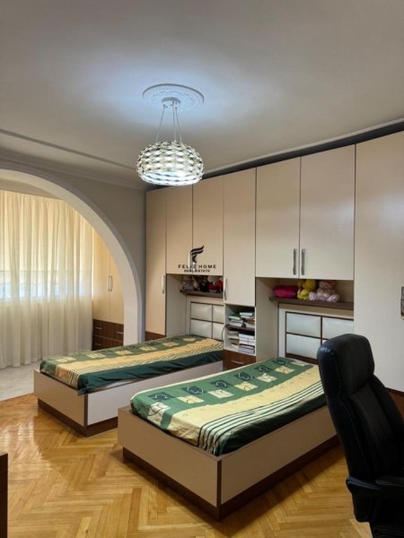Tirane, jepet me qera apartament 2+1 Kati 5, 80 m² 700 € (QENDER)