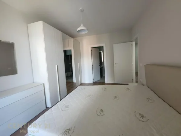 Tirane, jepet me qera apartament 2+1+Ballkon Kati 8, 115 m² 650 € 