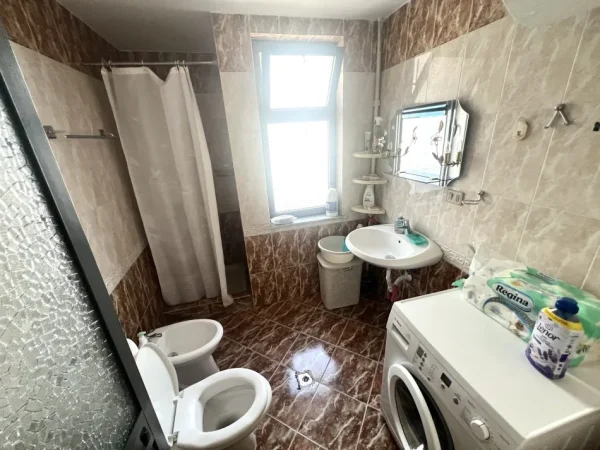 Tirane, jepet me qera apartament 1+1+Ballkon Kati 4, 600 € (MYSLYM SHYRI)