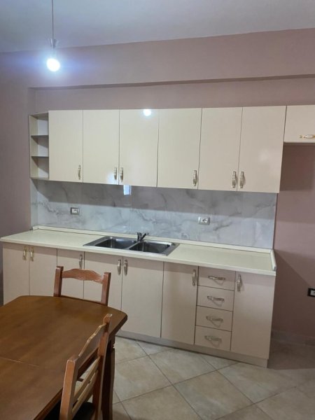 Jepet me Qera apartament 2+1 Ali Demi, tek Tregu Elektrik  450 EURO