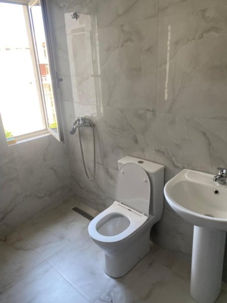 Jepet me Qera apartament 2+1 Ali Demi, tek Tregu Elektrik  450 EURO