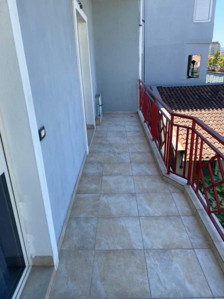 Jepet me Qera apartament 2+1 Ali Demi, tek Tregu Elektrik  450 EURO