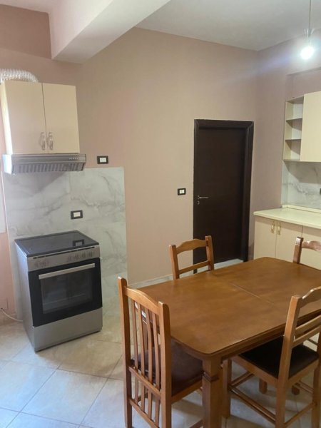 Jepet me Qera apartament 2+1 Ali Demi, tek Tregu Elektrik  450 EURO