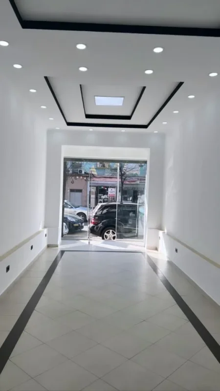 Tirane, jepet me qera dyqan Kati 0, 43 m²