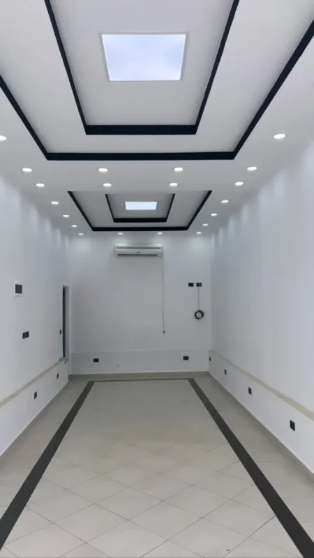 Tirane, jepet me qera dyqan Kati 0, 43 m²