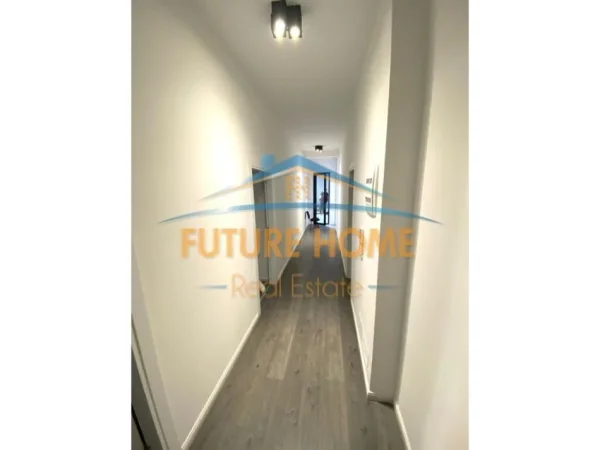 Tirane, jepet me qera zyre Kati 4, 133 m² 900 € (Kompleksi Square 21)