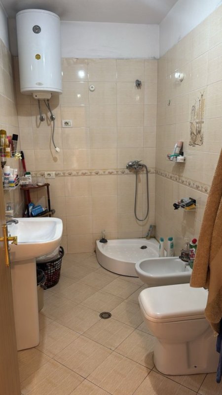 Tirane, jepet me qera apartament 1+1 Kati 4, 400 €