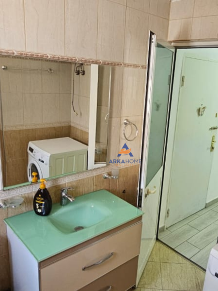 Tirane, jepet me qera apartament 1+1+Ballkon Kati 2, 70 m² 563 € (RRUGA E BARRIKADAVE)
