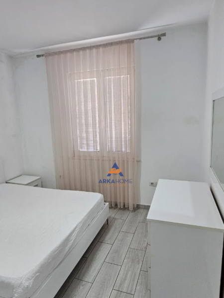 Tirane, jepet me qera apartament 1+1+Ballkon Kati 2, 70 m² 563 € (RRUGA E BARRIKADAVE)