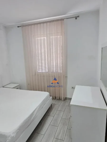Tirane, jepet me qera apartament 1+1+Ballkon Kati 2, 70 m² 563 € (RRUGA E BARRIKADAVE)