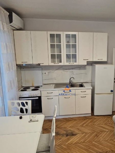 Tirane, jepet me qera apartament 1+1+Ballkon Kati 2, 70 m² 563 € (RRUGA E BARRIKADAVE)