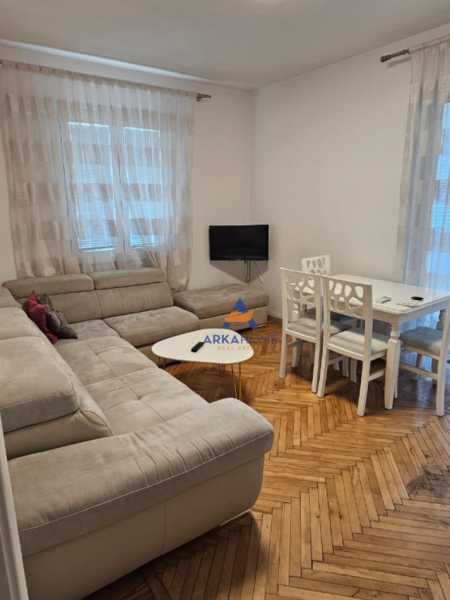 Tirane, jepet me qera apartament 1+1+Ballkon Kati 2, 70 m² 563 € (RRUGA E BARRIKADAVE)