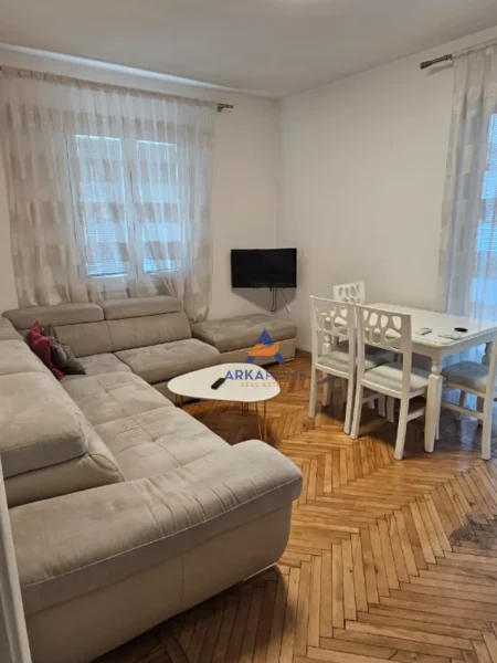Tirane, jepet me qera apartament 1+1+Ballkon Kati 2, 70 m² 563 € (RRUGA E BARRIKADAVE)