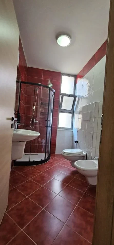 Tirane, jepet me qera apartament 1+1 Kati 4, 66 m² 600 € (Rruga e Dibres, Prane Komisariatit Nr 4)