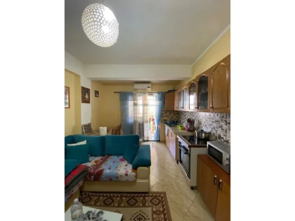 Kryqi i kuq, shitet apartament 2+1 Kati 2, 77 m² 90.000 € (Durres)