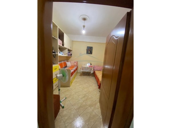 Kryqi i kuq, shitet apartament 2+1 Kati 2, 77 m² 90.000 € (Durres)