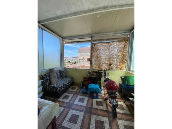 Kryqi i kuq, shitet apartament 2+1 Kati 2, 77 m² 90.000 € (Durres)