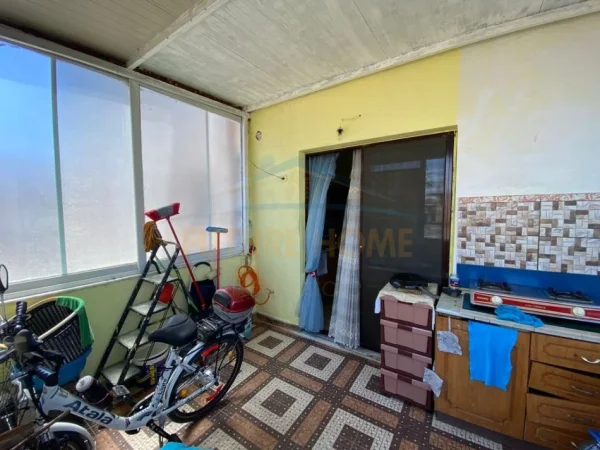 Kryqi i kuq, shitet apartament 2+1 Kati 2, 77 m² 90.000 € (Durres)