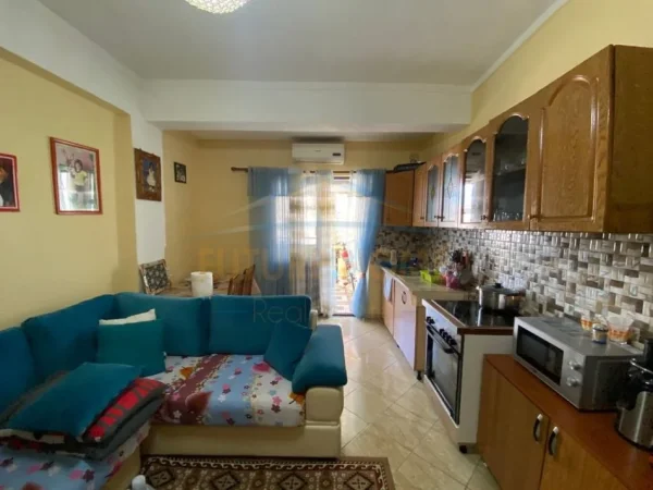 Kryqi i kuq, shitet apartament 2+1 Kati 2, 77 m² 90.000 € (Durres)