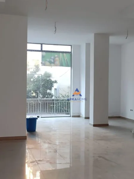 Tirane, shitet ambjent biznesi Kati 0, 100 m² 130.000 € (TE FRESKU,RRUGA SHEFQET KUKA)