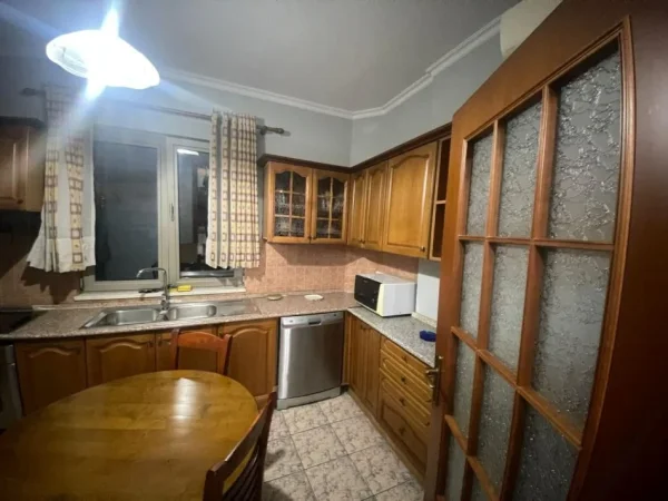 Tirane, jepet me qera Vile 2+1 Kati 2, 114 m² 800 € (Ish Tregu Elektrik, rruga Mihal Grameno, prane kompleksit Grand)