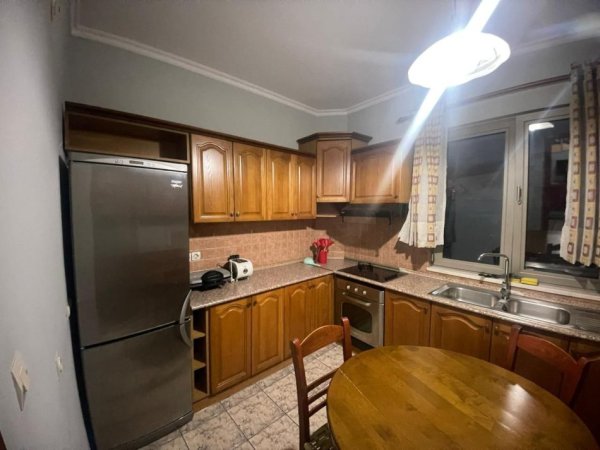 Tirane, jepet me qera Vile 2+1 Kati 2, 114 m² 800 € (Ish Tregu Elektrik, rruga Mihal Grameno, prane kompleksit Grand)