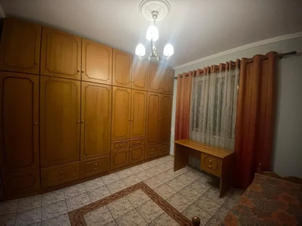 Tirane, jepet me qera Vile 2+1 Kati 2, 114 m² 800 € (Ish Tregu Elektrik, rruga Mihal Grameno, prane kompleksit Grand)