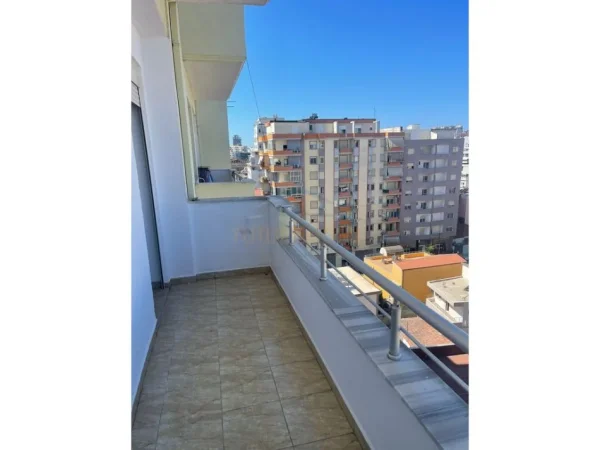 Prane Kazazit, shitet apartament 1+1+Ballkon Kati 8, 65 m² 85.000 € (Durres)