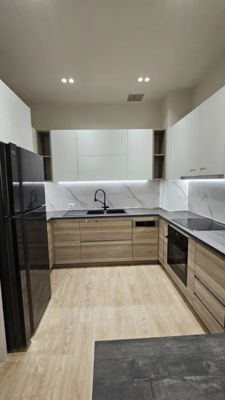 Tirane, jepet me qera apartament 3+1+Ballkon Kati 2, 118 m² 1.200 € (RRUGA PETI)