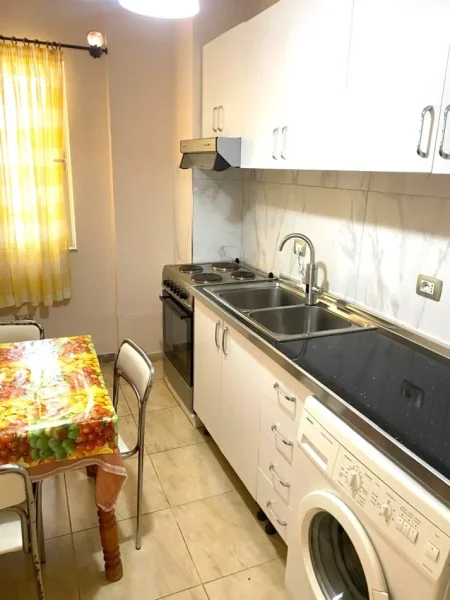 Jepet me Qera Hyrje 2+1 ne Ali Demi, tek Tregu Elektrik Kati 1, 80 m² 450 €