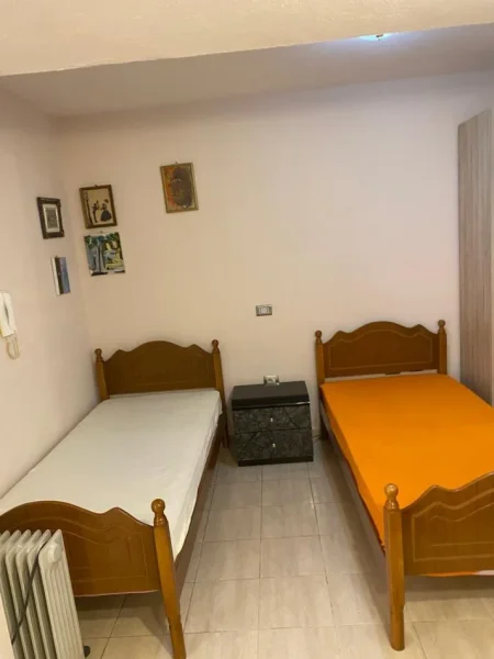 Jepet me Qera Hyrje 2+1 ne Ali Demi, tek Tregu Elektrik Kati 1, 80 m² 450 €