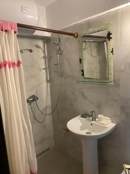 Jepet me Qera Hyrje 2+1 ne Ali Demi, tek Tregu Elektrik Kati 1, 80 m² 450 €