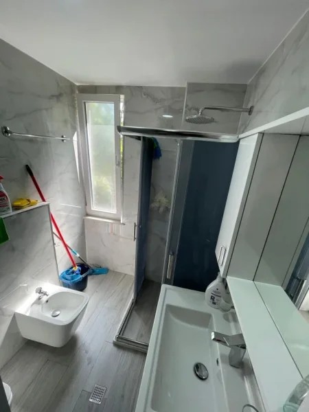 Tirane, jepet me qera apartament 2+1 Kati 1, 100 m² 600 € (Irfan Tomini)