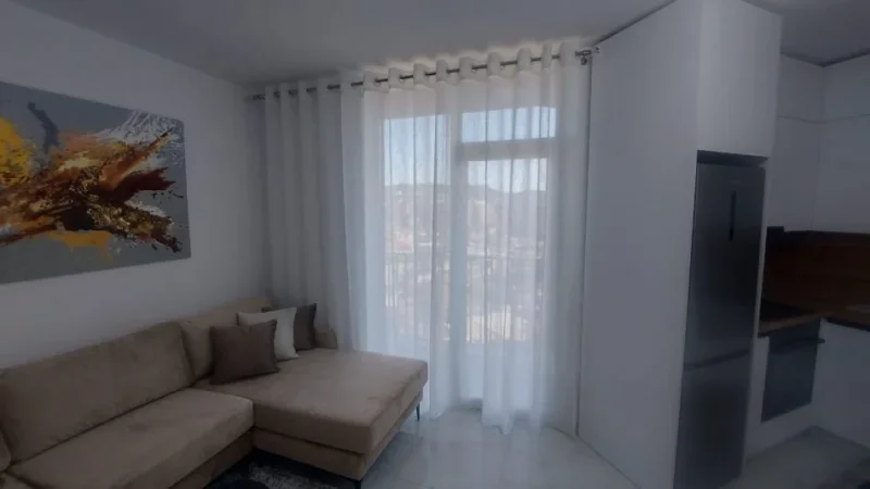 Tirane, jepet me qera apartament 1+1 Kati 7, 70 m² 500 € (Yzberisht, Rruga 3 deshmoret prane Kompleksit Grand Galery)