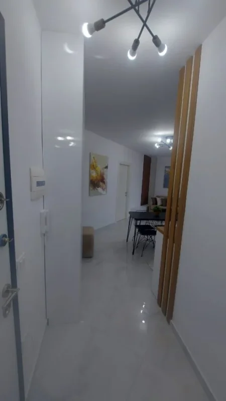 Tirane, jepet me qera apartament 1+1 Kati 7, 70 m² 500 € (Yzberisht, Rruga 3 deshmoret prane Kompleksit Grand Galery)