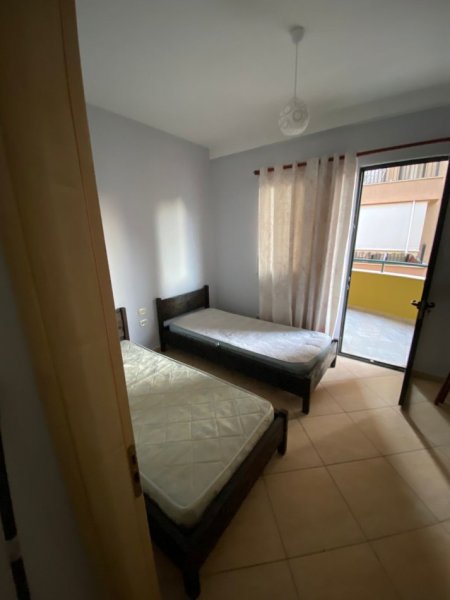 Tirane, jepet me qera apartament 2+1+Ballkon Kati 2, 90 m² 600 € (Kodra e Diellit/Rr.Rrapo Hekali)