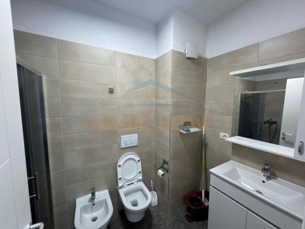 Tirane, jepet me qera 2+1 Kati 9, 85 m² 500 € 
